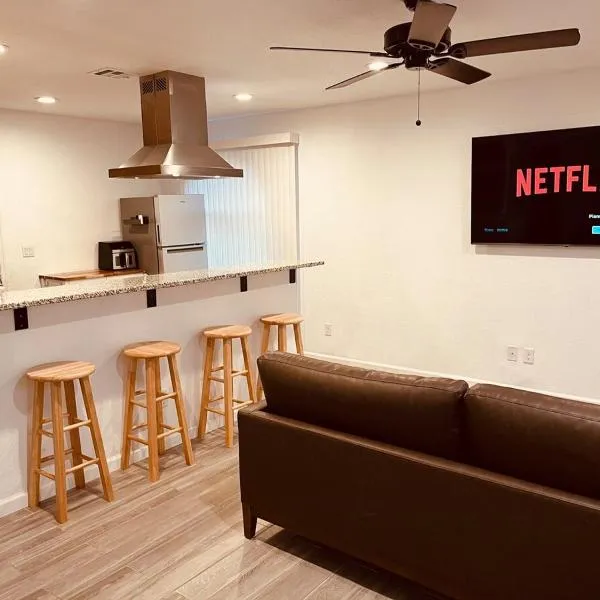 Kingman Gold 2BR Retreat at the Heart of Rt 66，位于金曼的酒店