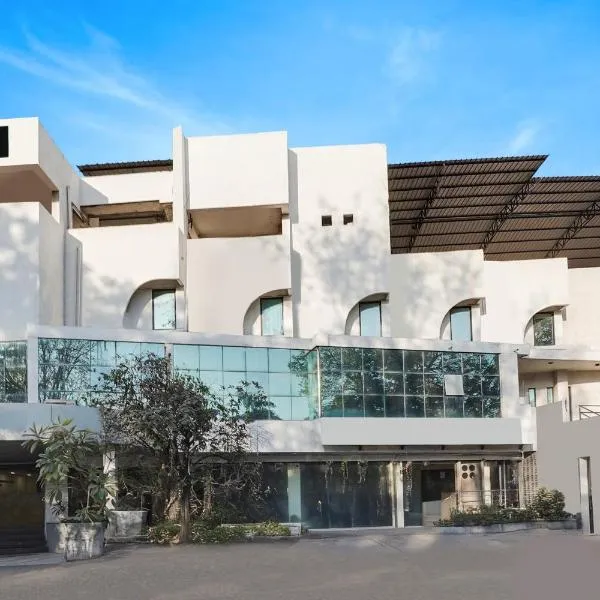 Palette Country Club Surat，位于Bhatha的酒店