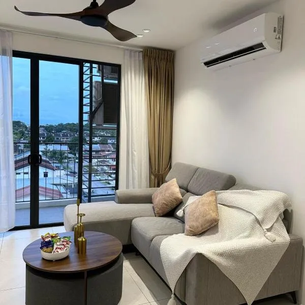 Armadale Galacity Pool View 3R2B 6pax，位于古晋的酒店