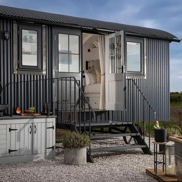 Luxury Shepherd hut with hot tub，位于奥尔斯特的酒店
