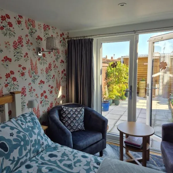 Flower Garden Studio in Sheringham-Cycle friendly，位于谢林汉姆的酒店