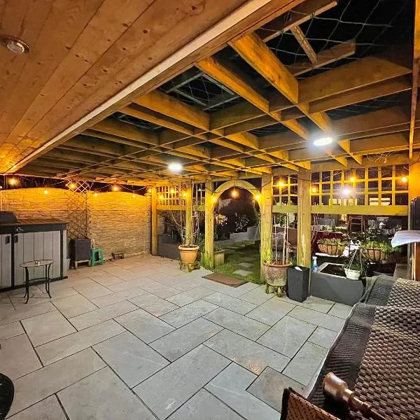 Cosy Stylish Guest House with Private Patio and Gym Gear，位于巴尔内特的酒店