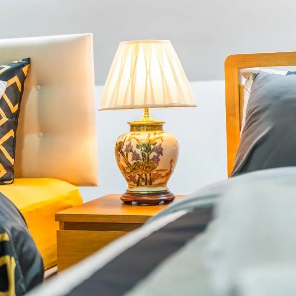 Exquisite 2-Bedroom Penthouse-Sleeps 7-Free Parking with Workspace & High-Speed WiFi，位于伯明翰的酒店