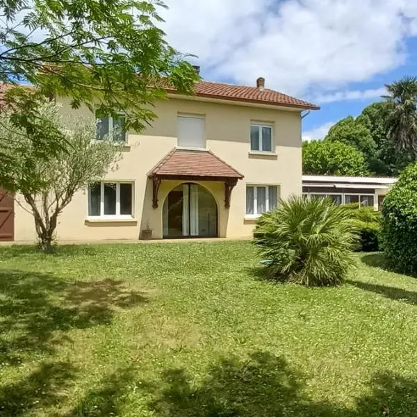 La Vie Autrement - Maison à la campagne，位于Claracq的酒店
