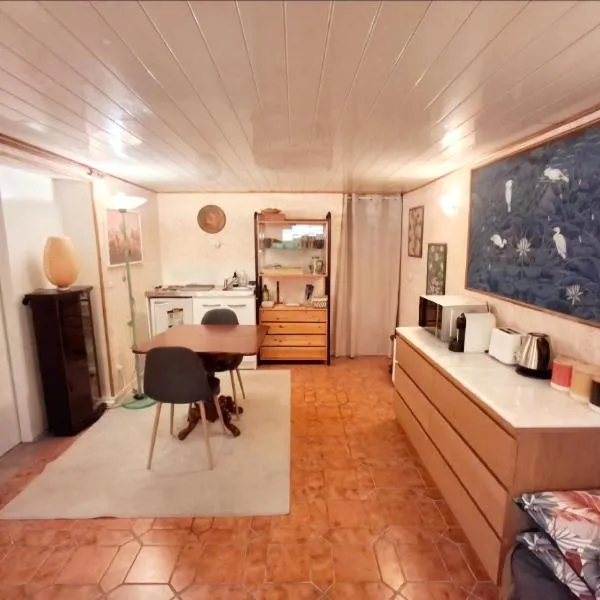 Private 1 bedroom flat with Garden Access in Le Pecq，位于Le Pecq的酒店