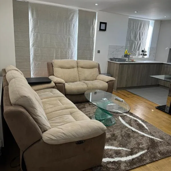 3 bedrooms and 2 bathrooms Flat，位于Heston的酒店