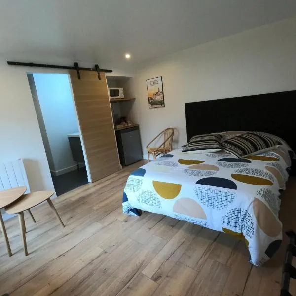 Chambre indépendante rénovée, à 2 pas de la plage，位于Savonnières的酒店