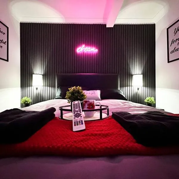 Boutique Backyard Bungalow - Brimsdown，位于Enfield Lock的酒店