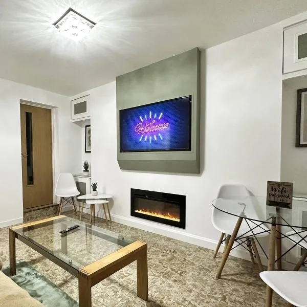 Fabulous Fiery Flat W Body Shower - Tylorstown，位于Llwyn-y-pia的酒店