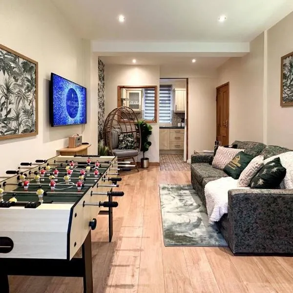 Joyful Jungle Jewel Wbalcony & Foozeball-ferndale，位于Llanwonno的酒店