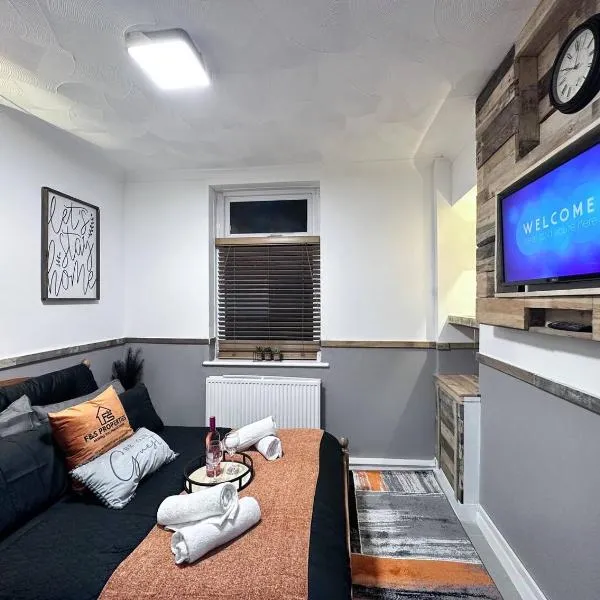 Rustic Rhondda Retreat W Hot Tub & Sauna - Ystrad，位于Llwyn-y-pia的酒店