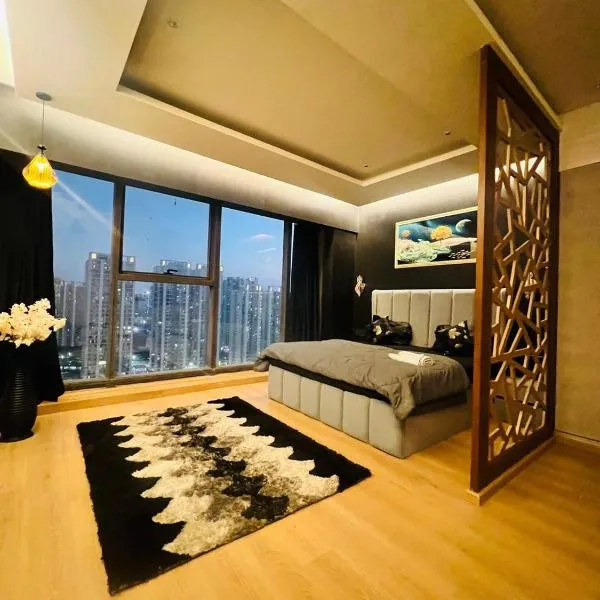 Black themed Suite with Panoramic Glass wall，位于加济阿巴德的酒店