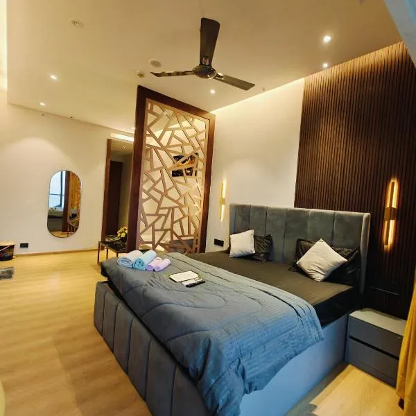 Luxurious Studio with glass wall and highway view，位于加济阿巴德的酒店