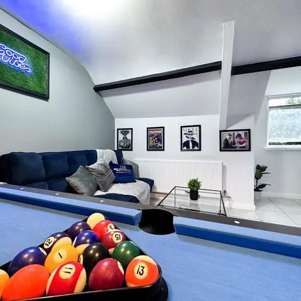 Sleek Skyward Serenity 2bed W Pool Table - Ystrad，位于Llwyn-y-pia的酒店