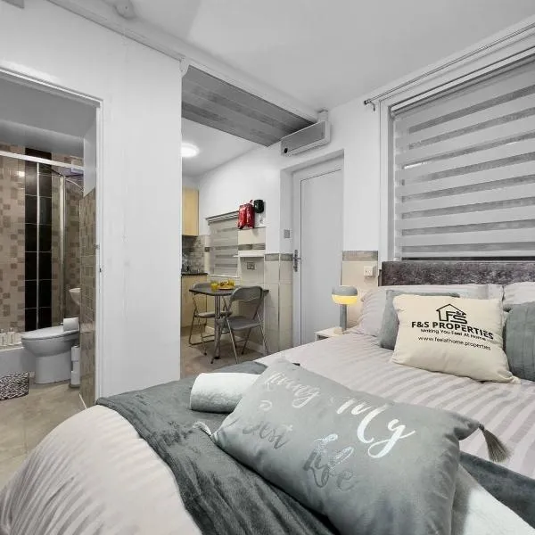 Stylish Studio Suite W Vip Lounge Access-maerdy，位于Maerdy的酒店