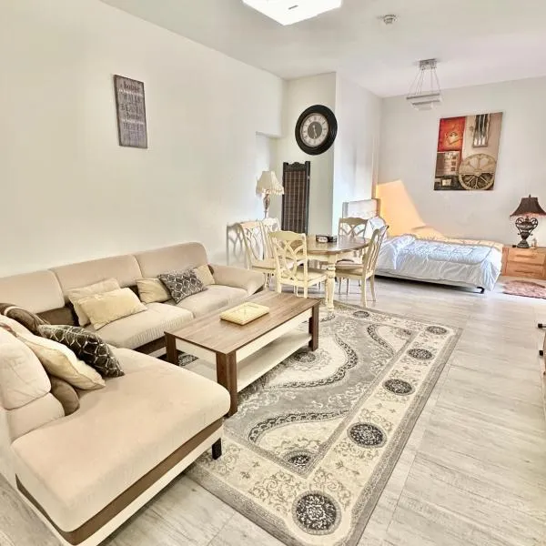 Entire 1-Bedroom Apartment with Balcony, Sharjah，位于沙迦的酒店
