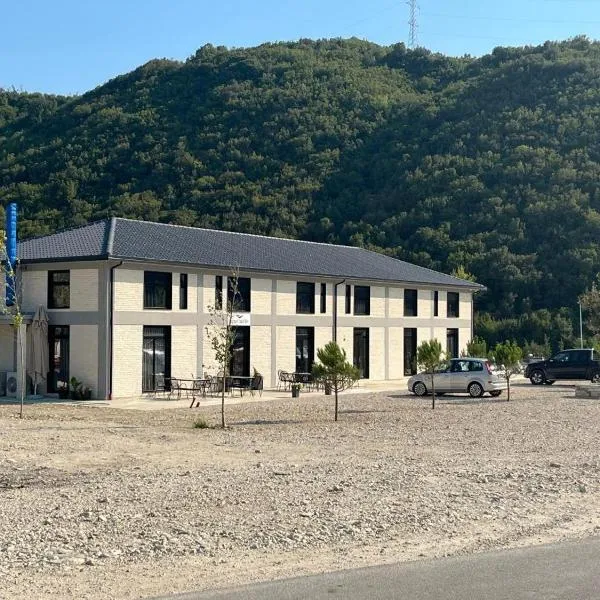 Lumi i Bardhe Hotel & Restaurant，位于Kuç的酒店