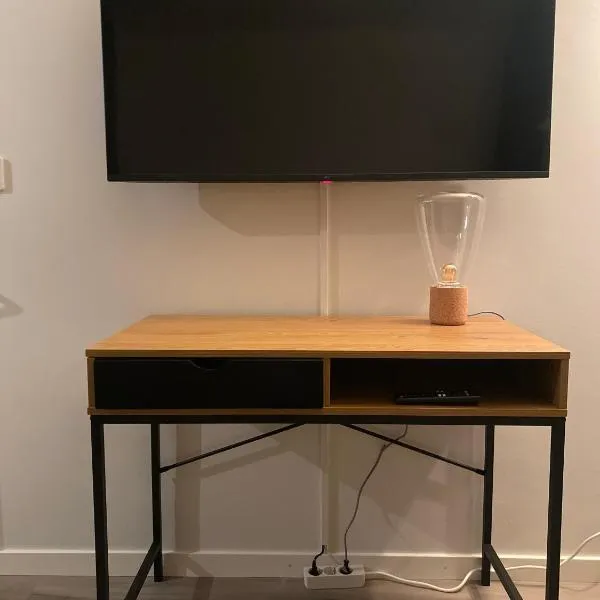 HUTTUNEN 2 - Ihqu kaksio mahtavalla sijainnilla!，位于伊萨尔米的酒店