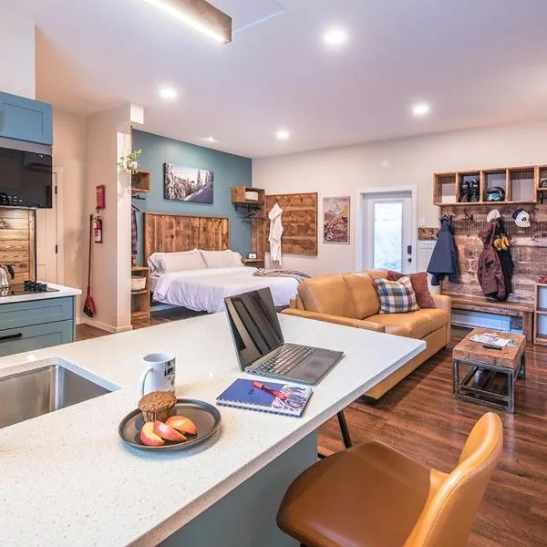 Sparkling NEW Rossland Midtown Studio Apartment，位于罗斯兰的酒店