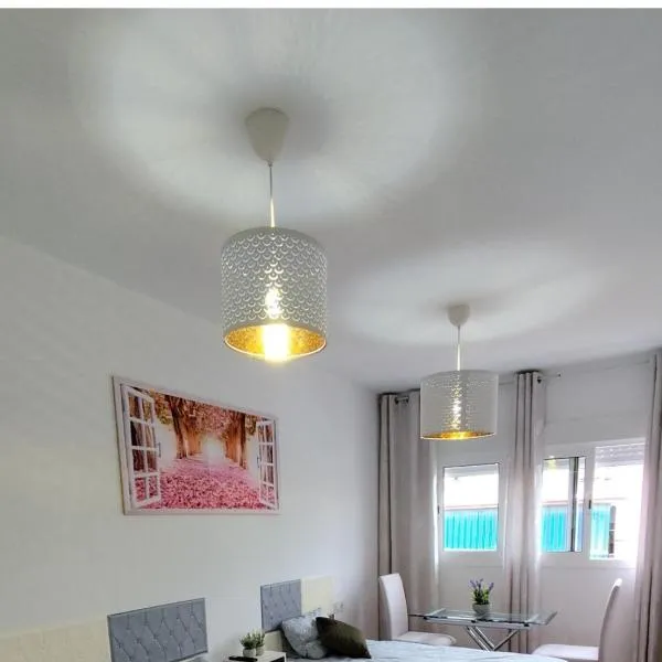 Habitacion Familiar LOVELY SEVILLA con baño compartido，位于卡马斯的酒店