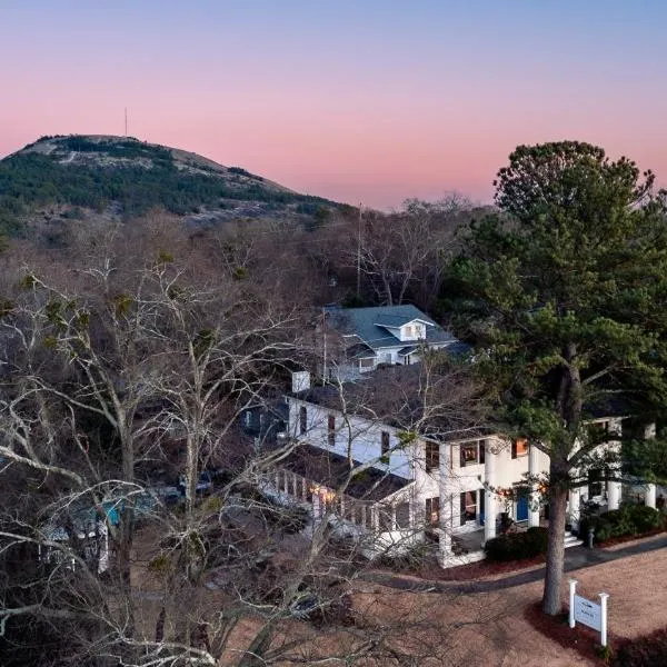 Stone Mountain Manor，位于石头山的酒店