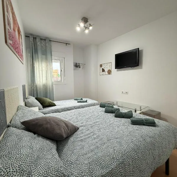 HABITACIÓN triple con baño compartido LOVELY SEVILLA，位于卡马斯的酒店
