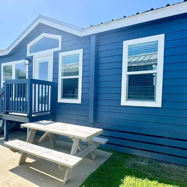 Mins to Beach 2 Bdrm Sleeps up to 6 - New Listing!，位于Bolivar Peninsula的酒店