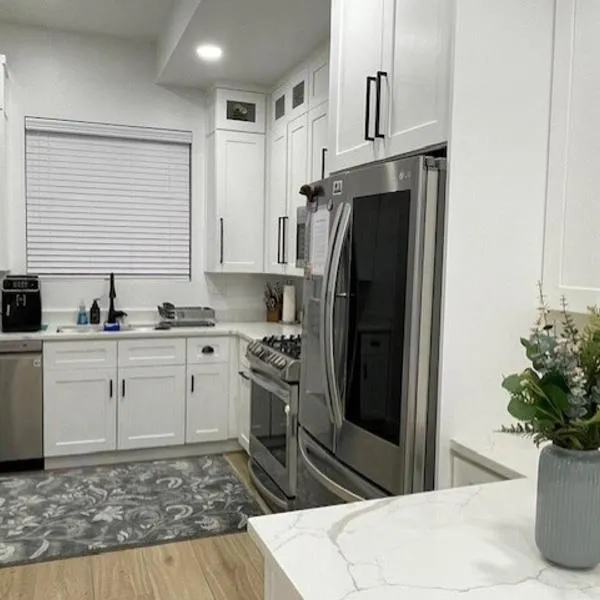 Modern Mountain Escape - Cozy Retreat with Stunning Views，位于Eden的酒店