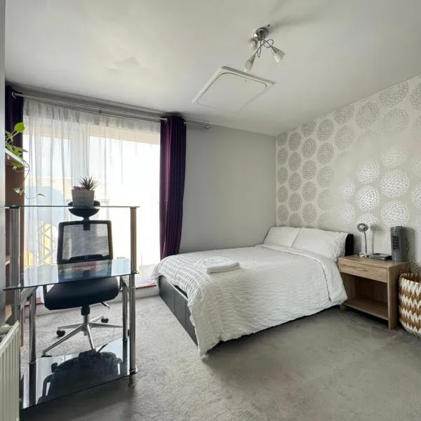 Ensuite Double Room with Balcony，位于格雷夫森德的酒店