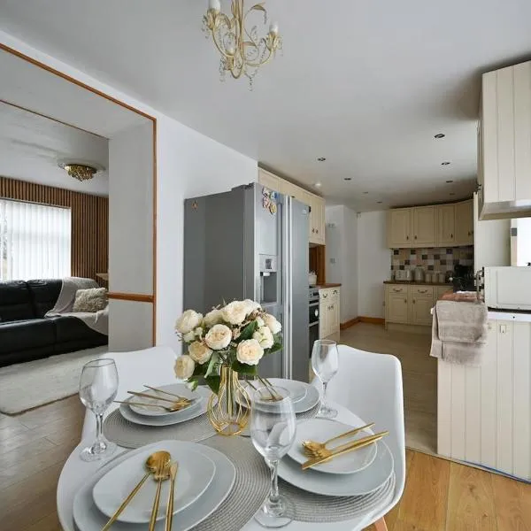 Cosy 2 bed home with jacuzzi bath in Wythenshawe near Manchester Airport，位于威森肖的酒店