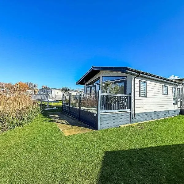 Stunning 6 Berth Lodge With Decking At Manor Park In Hunstanton Ref 23064K，位于亨斯坦顿的酒店