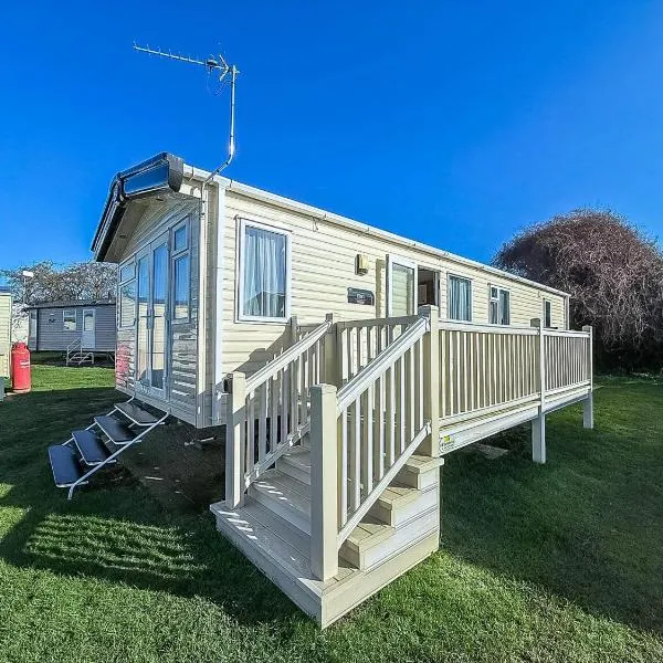 Wonderful 6 Berth Caravan For Hire At Manor Park, Hunstanton, Norfolk Ref 23028S，位于亨斯坦顿的酒店