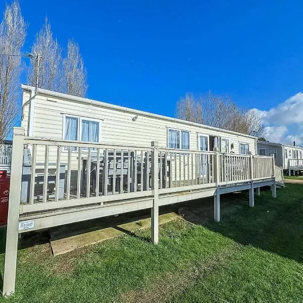 Lovely Caravan With Decking At Manor Park In Hunstanton Ref 23091T，位于亨斯坦顿的酒店