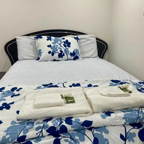 Luxury Basement-Private Bdr & Bathroom with free parking In Toronto，位于多伦多的酒店