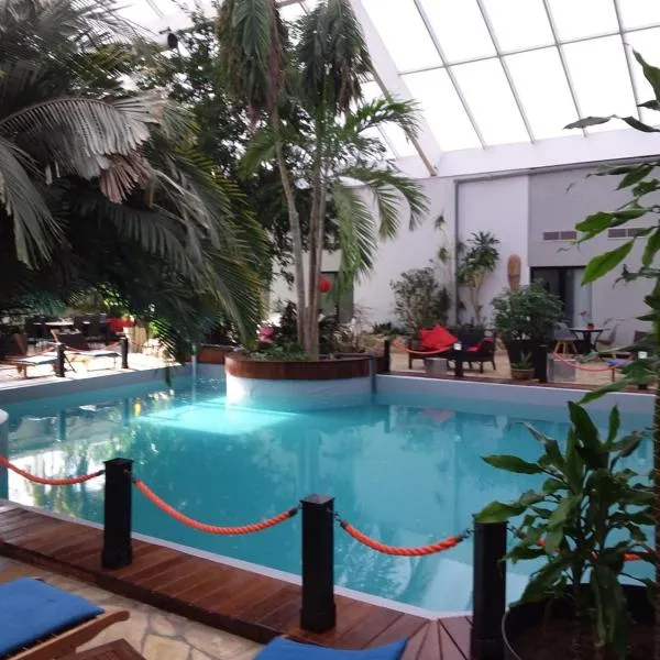 Tropical Hotel，位于杜柏的酒店