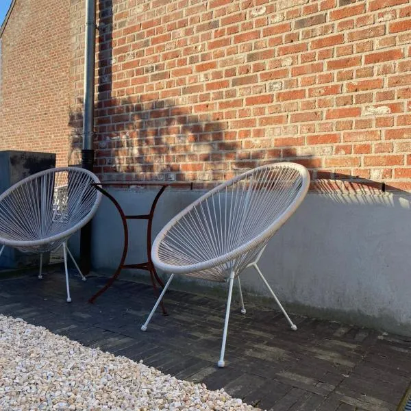 The Conservatory a cosy private attic - Central between Ghent Antwerp Brussels & Brugge，位于洛克伦的酒店