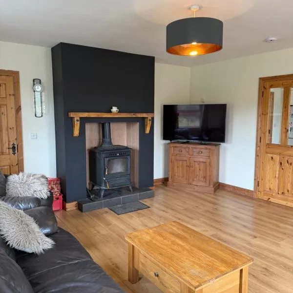 #3 - Spacious Ensuite Double Room with Sofa in Leitrim，位于巴利纳莫尔的酒店