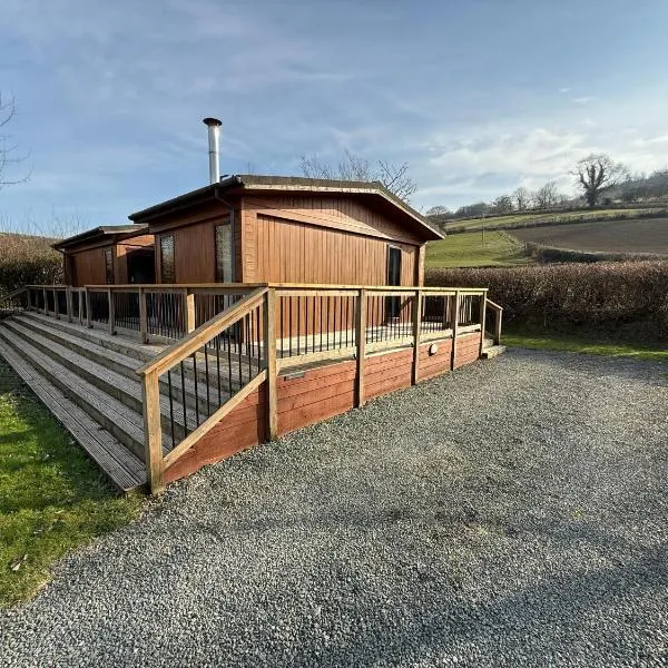 Charming 2 bedroom Cabin In the Shropshire Countryside with Fantastic Views，位于Clunton的酒店