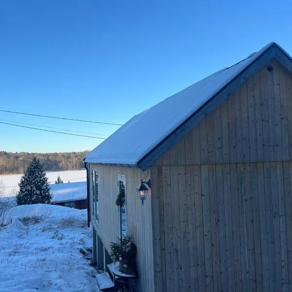 Guest house and sauna with lake view,位于Bergshamra的酒店