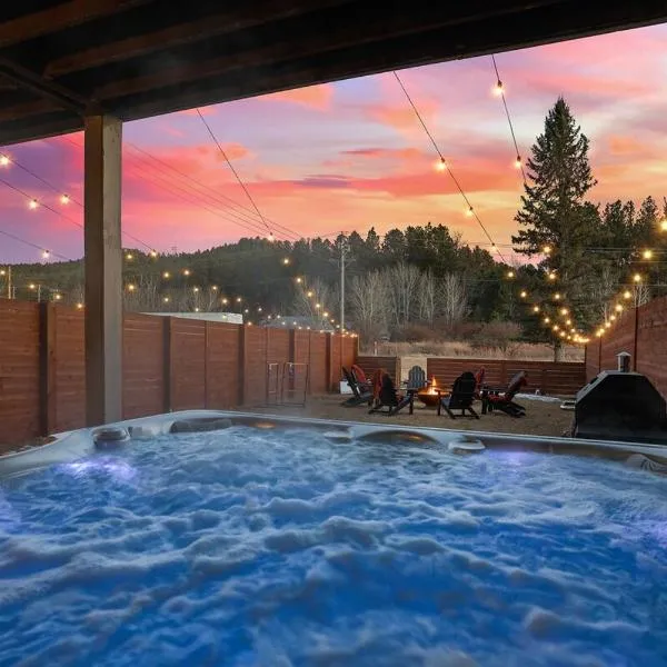 Buffalo Ridge - Hot Tub & Walk to Downtown，位于卡斯特的酒店