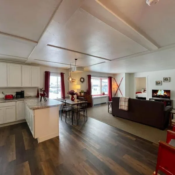 Downtown Red Room at Villages on Aurora，位于艾恩伍德的酒店