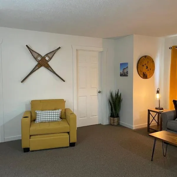 Downtown Yellow Room at Villages on Aurora，位于艾恩伍德的酒店