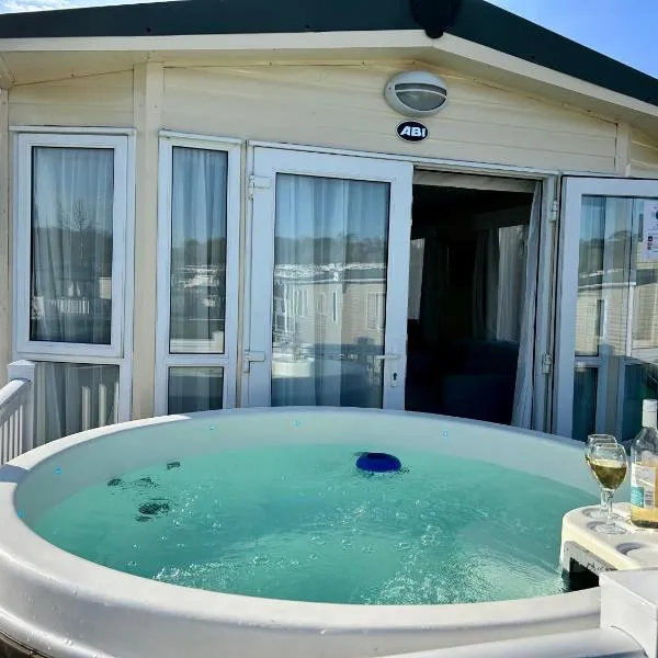 Holiday Home with Private Hot Tub，位于本布里奇的酒店