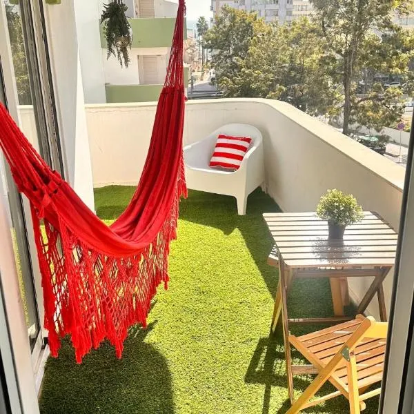 Bright & Stylish 2bedflat 5min Walk to beach in Quarteira Vilamoura，位于奎特里拉的酒店