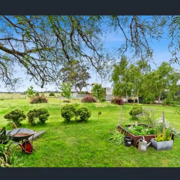 SANDHU farmhouse，位于Moolap的酒店