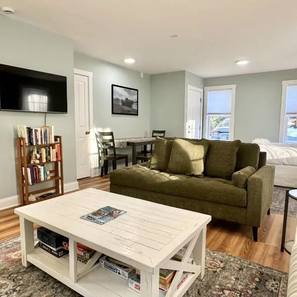 2 BR Home in Bar Harbor Town Hill "Deer Run"，位于巴港的酒店