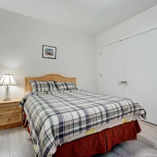D Peaceful Stay in Queen Room -Dedicated Bathroom，位于西温哥华的酒店