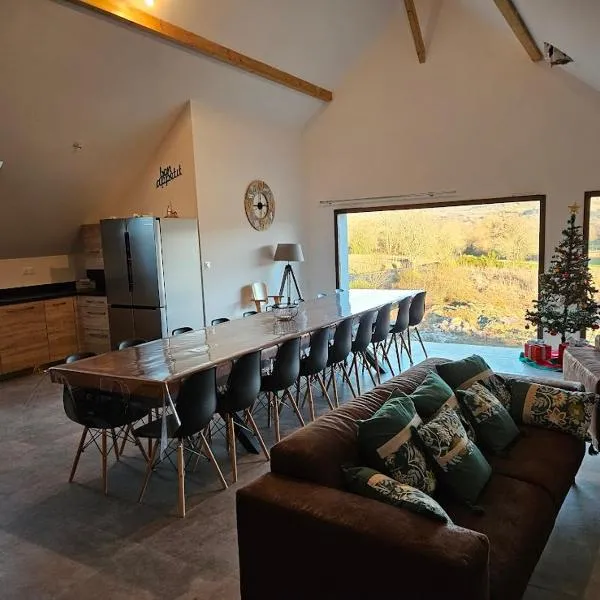 Logement proche Bourboule 12 personnes，位于Massanges的酒店