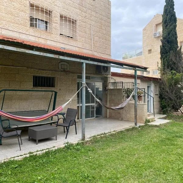 דירת גן מרווחת במיקום מעולה עם נטפליקס חינמי，位于Ma'ale Adumim的酒店