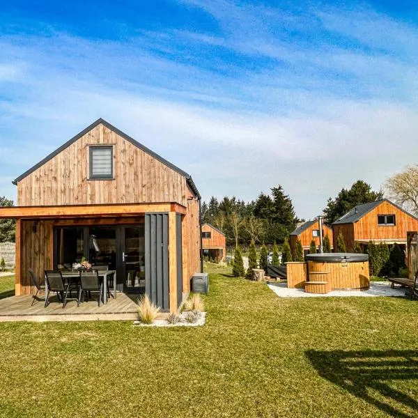 Modern house with private hot tub，位于科乌切沃的酒店